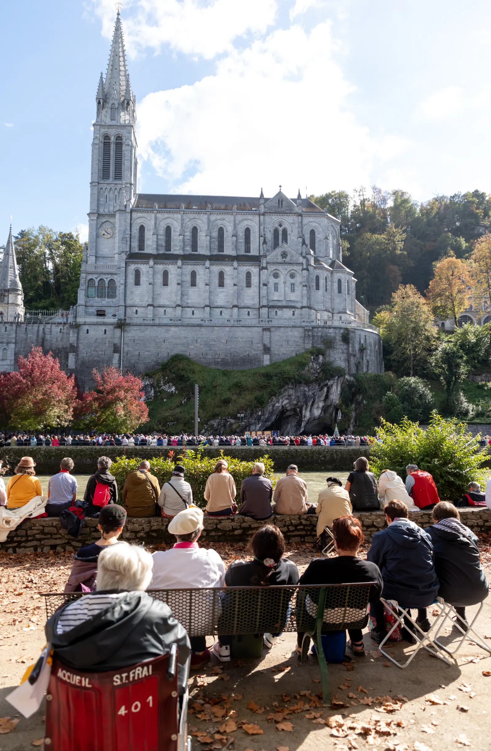 Pèlerins devant la Basilique